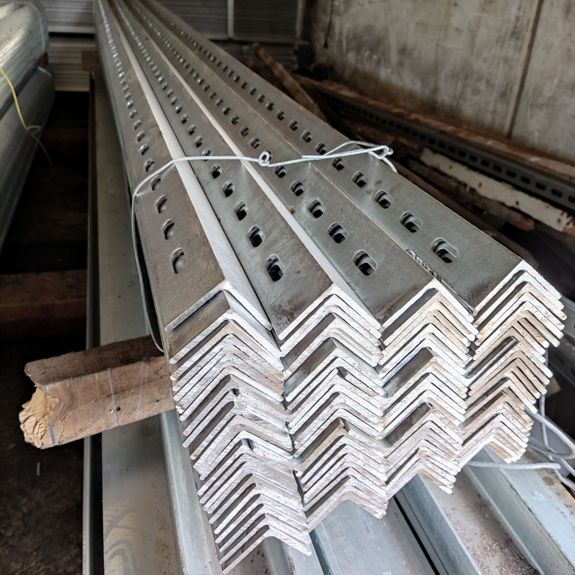 现货q235b镀锌角钢 接地角钢 冷弯角钢 可定制加工冲孔-阿里巴巴