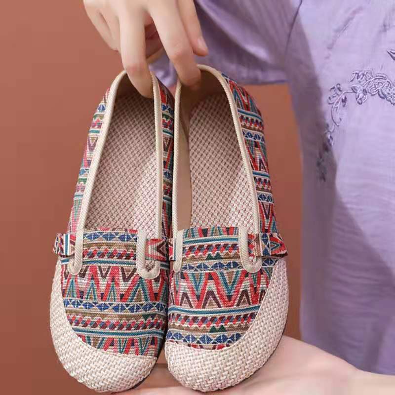 2024 spring and summer old beijing cloth shoes women‘s flat heel ethnic style shallow mouth middle-aged and elderly slip-on lazy mom shoes