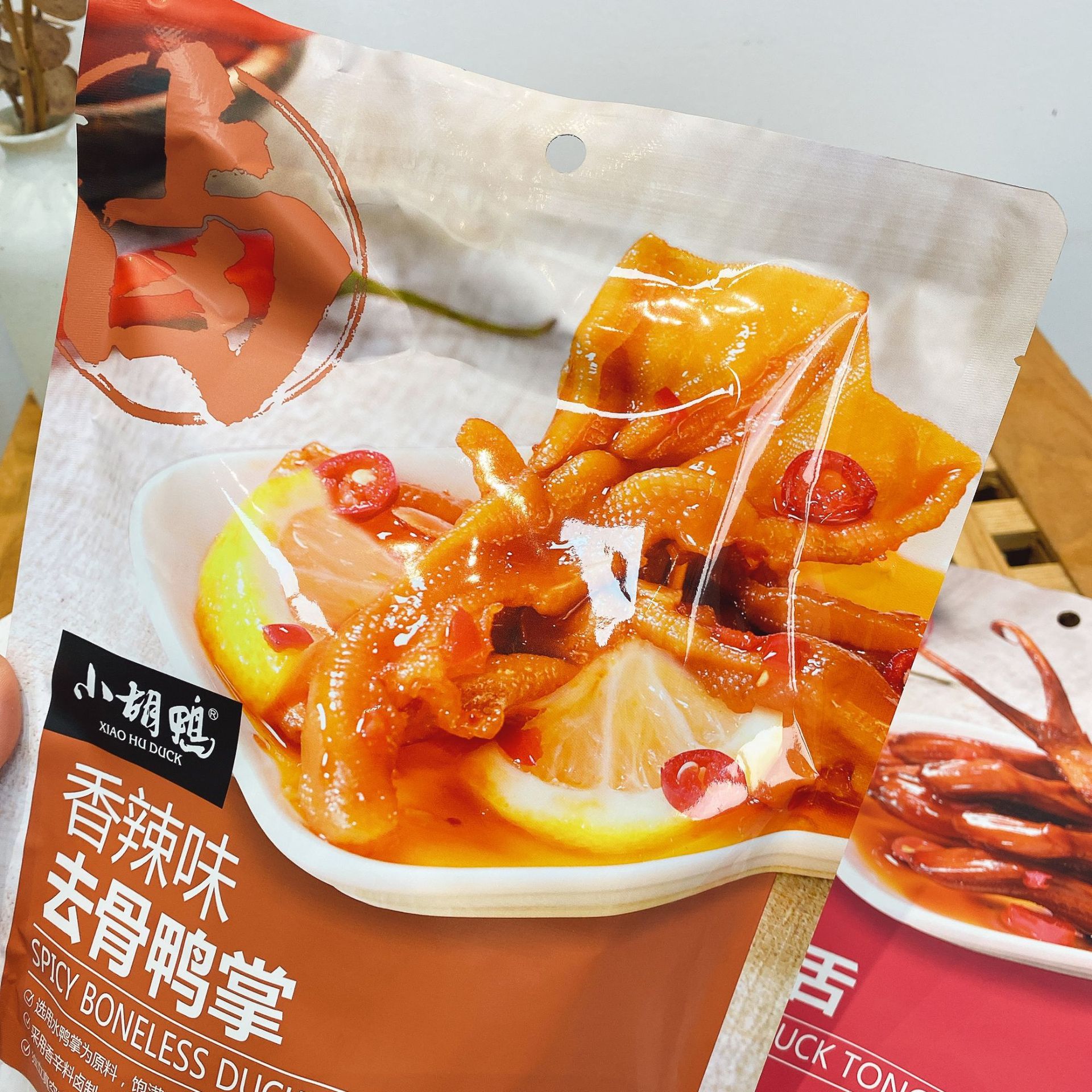 小胡鸭柠檬无骨鸡爪180g大包香辣味无骨鸭掌卤味山姆同款零食批发