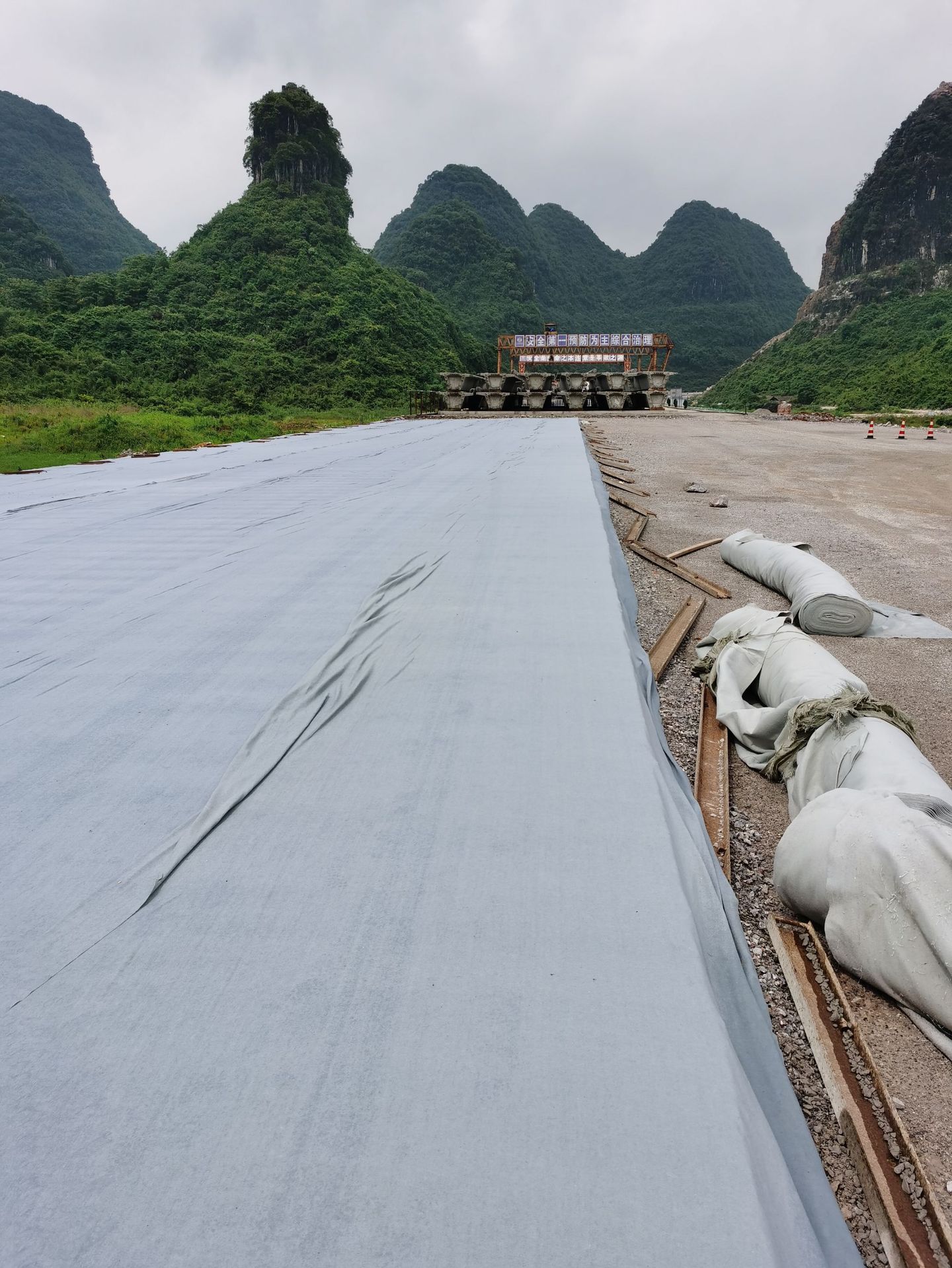厂家现货长丝土工布白色短纤针刺土工布反滤透水源头商无纺土工布