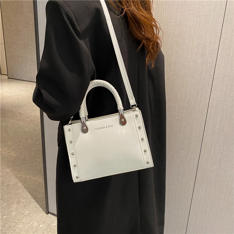 Simple One Shoulder Bag Women's 2022 Autumn Retro All-Match Fashion Trendy Commute Leisure Large Capacity Rivet Handbag