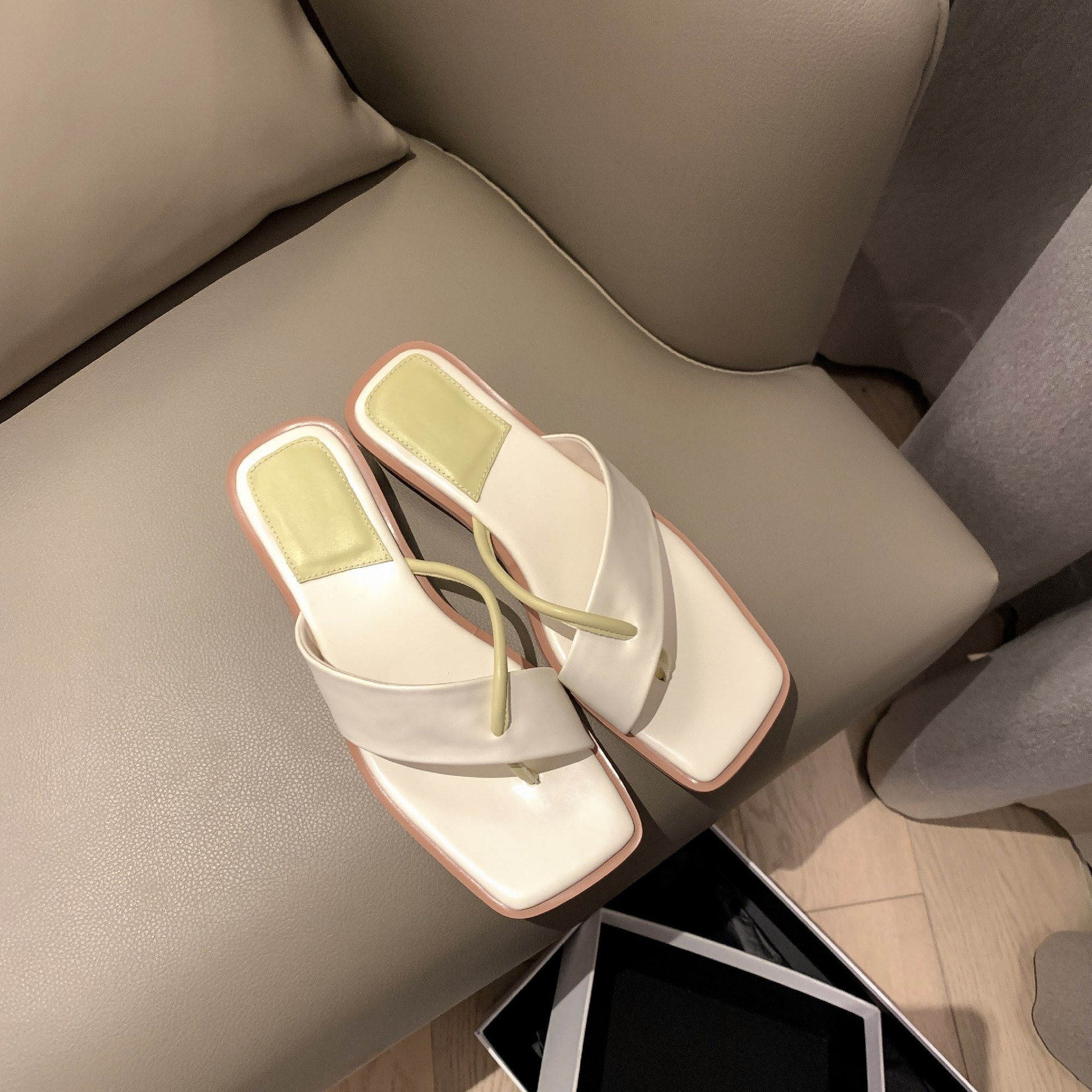 罗马凉拖鞋女外穿2021夏季新款ins时尚平底拖鞋夹趾沙滩一字拖女