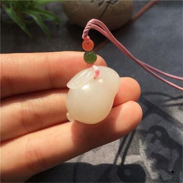 和田玉小兔子吊坠藕粉玉兔挂坠项链坠子浓粉色生肖兔挂件属相玉坠