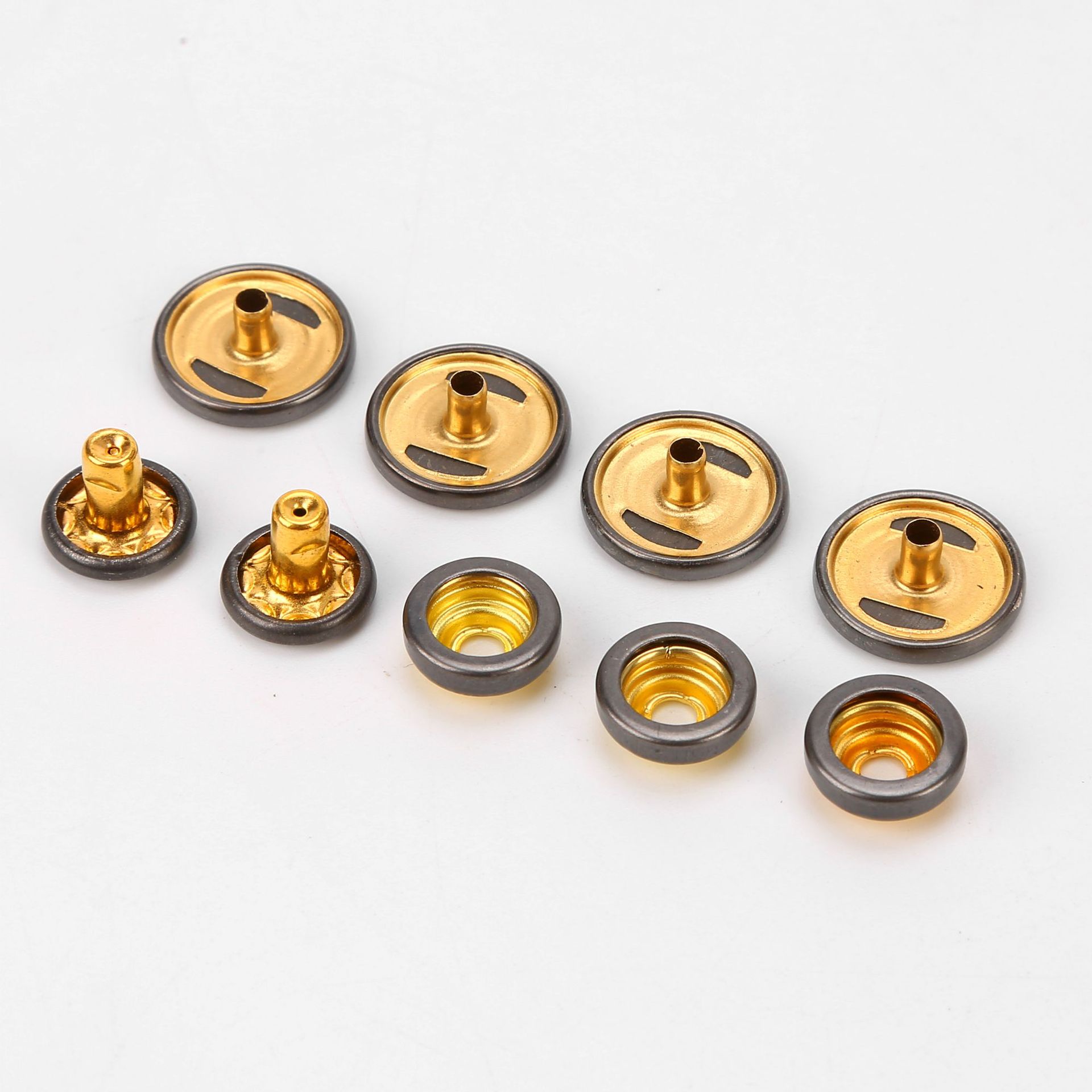 四合扣靠s型弹簧结合,从上到下分为abcd四个部件:ab件称为母扣,宽边上