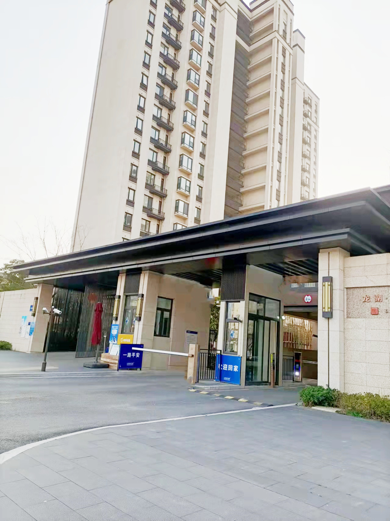 门头钢结构连廊亭铝合金包边龙湖设计放行岗亭制作安装一站式服务