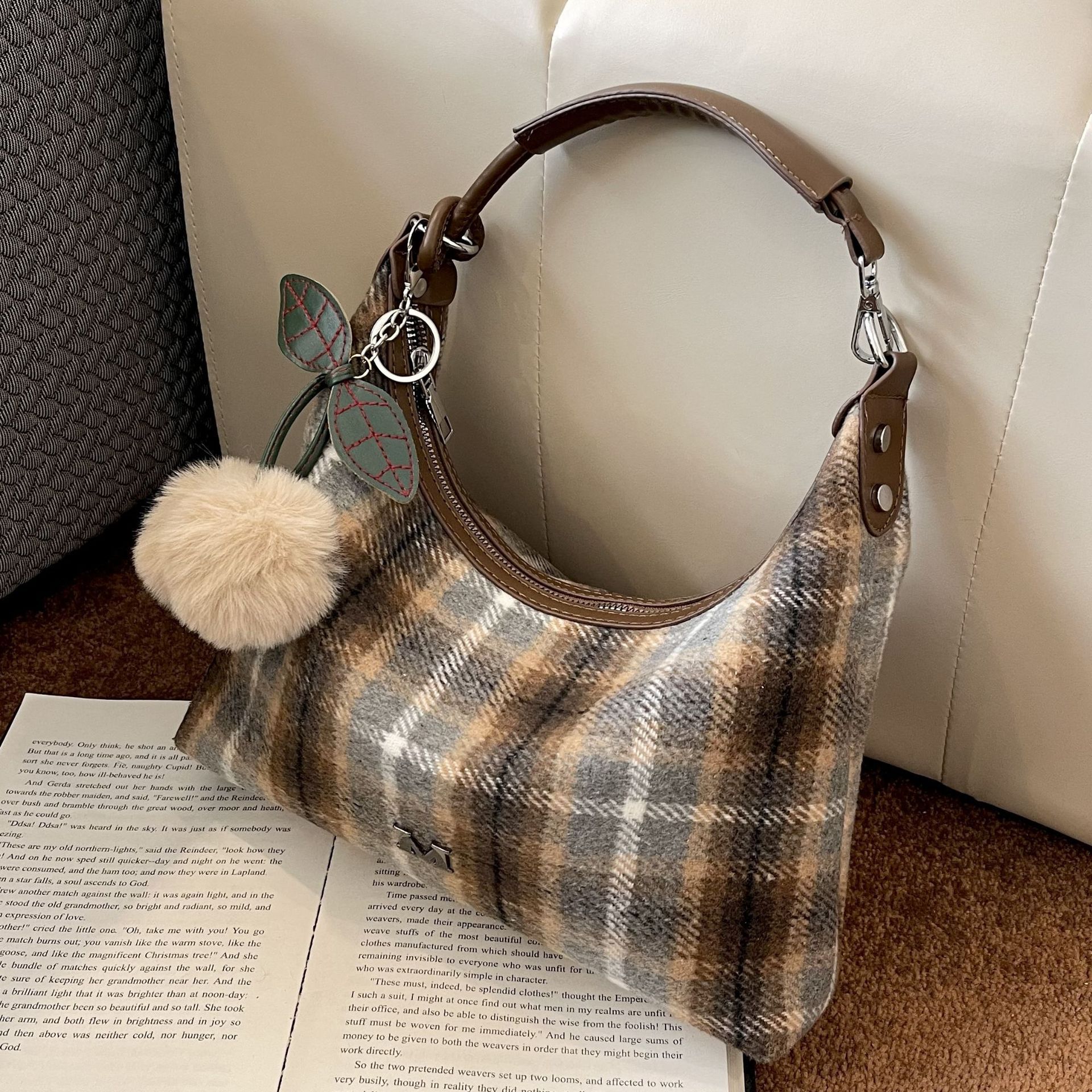 法式流行毛呢格纹饺子包包女2023新款时尚潮流百搭腋下单肩斜跨包