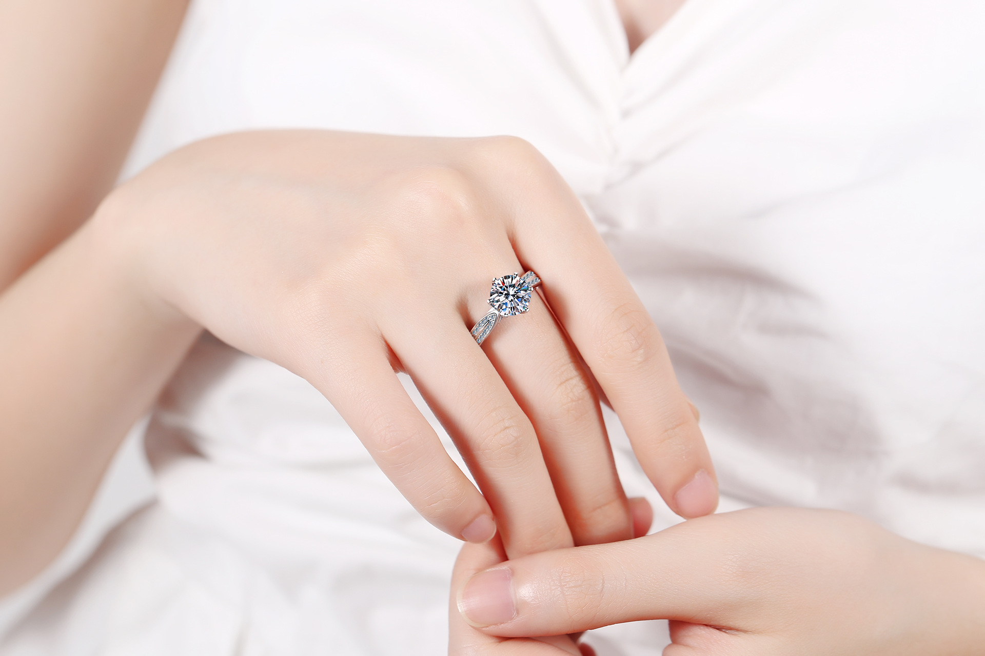 星光皇后s925银戒指女镀铂金pt950镶嵌d色莫桑石钻戒子空托批发