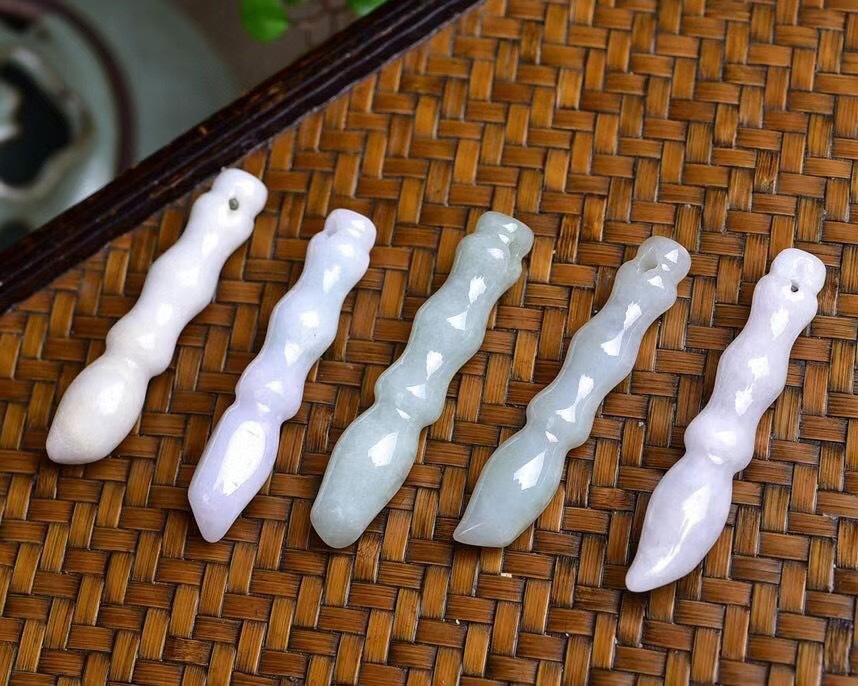 天然a货翡翠文昌笔吊坠 水头好颜色随机 可做吊坠 尺寸:43*6mm