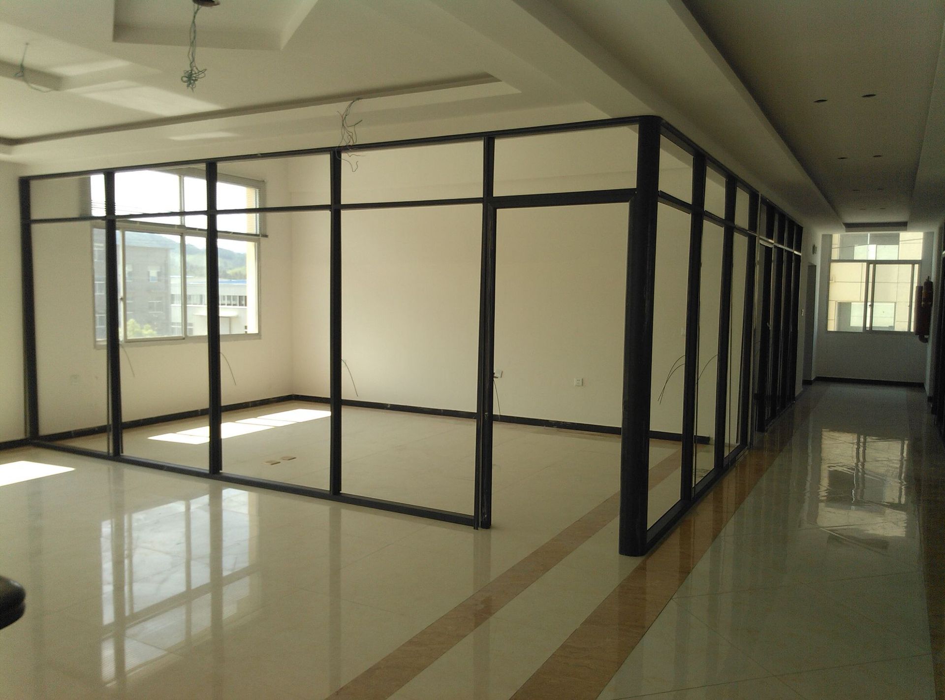 稳重大气铁灰色铝合金玻璃隔断办公室隔墙隔间磨砂玻璃会议室隔间