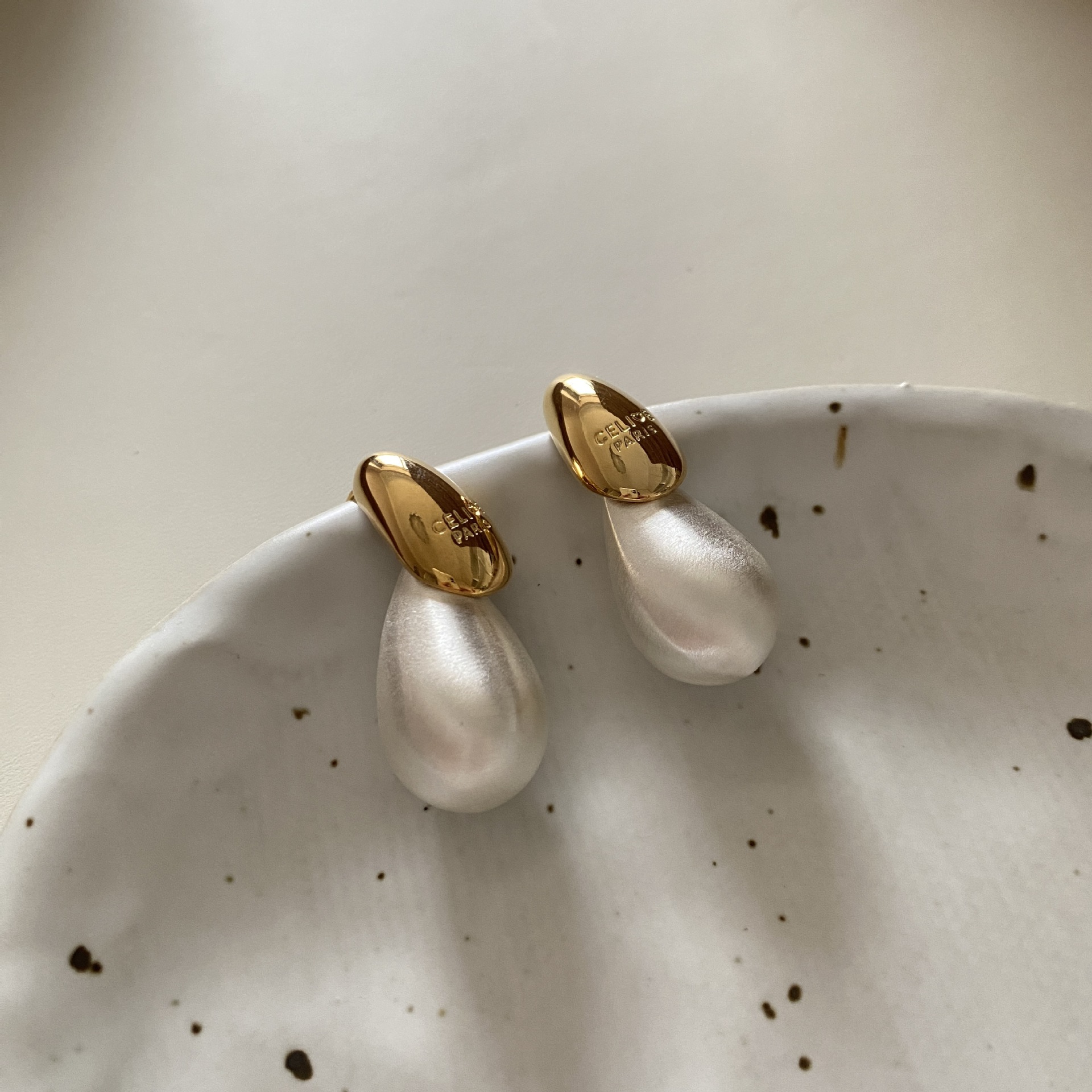 金属双色拼接水滴形耳钉小众独特设计个性百搭简约精致轻奢耳饰女