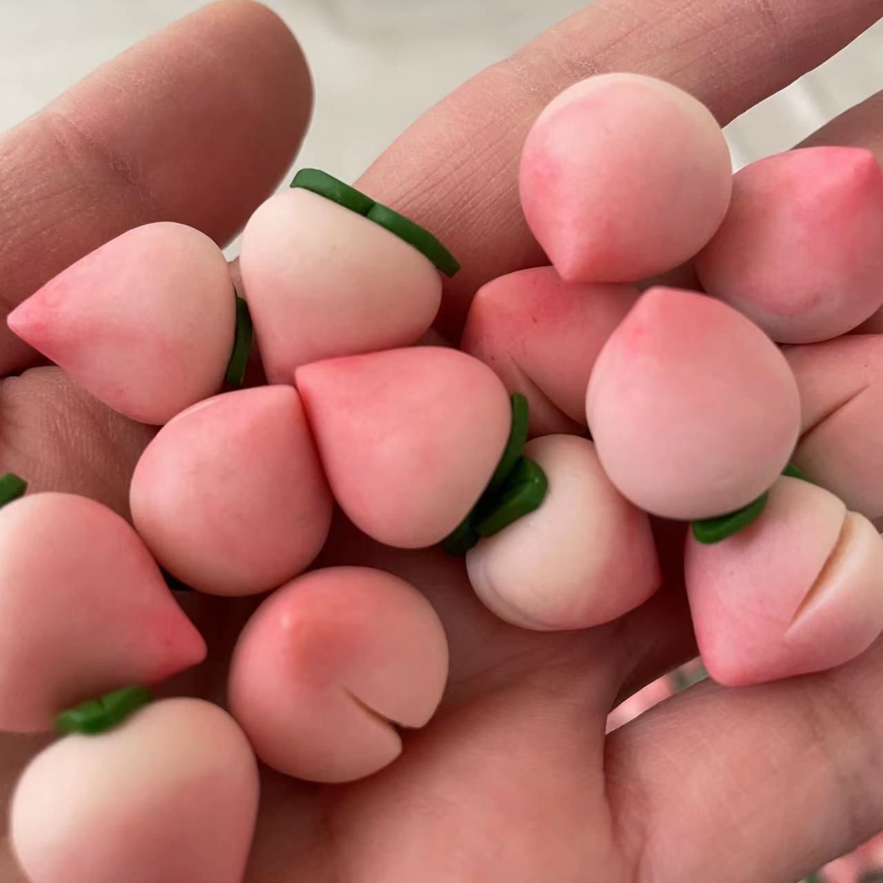 软陶彩泥作品桃子 圣诞挂件 软陶泥耳钉 装饰微景观小花朵小动物