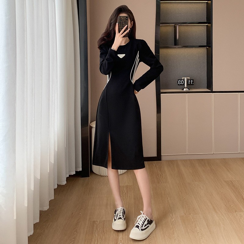 黑色长袖卫衣连衣裙女秋季穿搭设计感气质收腰显瘦中长款过膝裙子