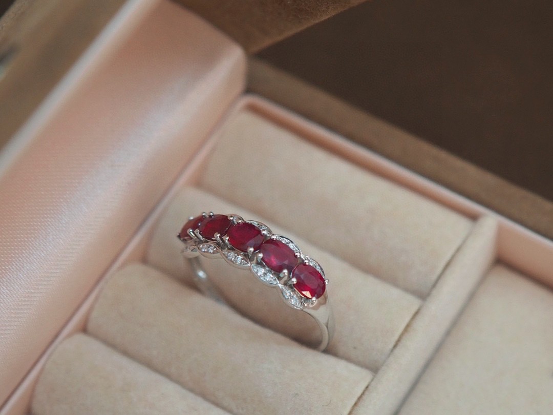 18k钻石红宝戒指au750金镶嵌天然红宝石排戒 鸽血红宝钻石排戒女