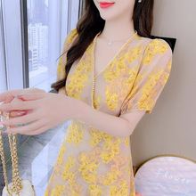 韩版黄色碎花法式V领连衣裙夏季气质2024收腰新款裙子小个子修身