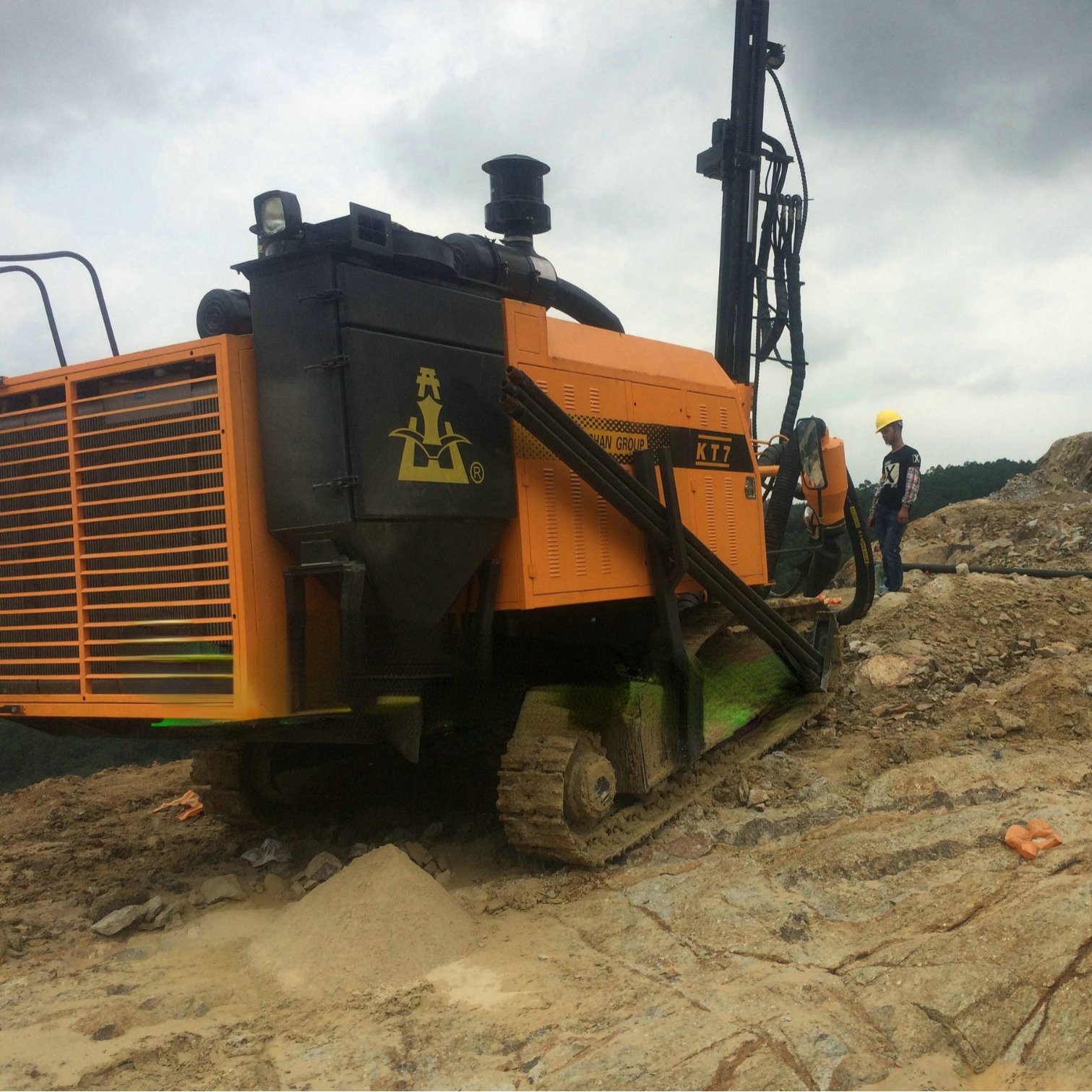 供应开山露天潜孔钻车 kt7c带空压机钻车 一体式钻机