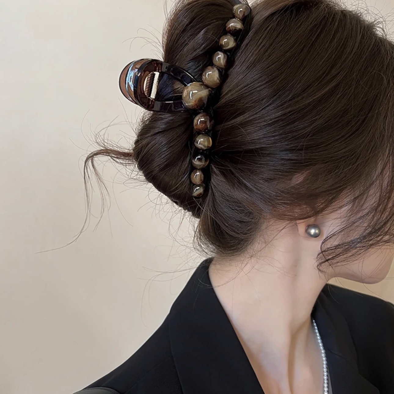 高级感棕色盘发抓夹女后脑勺2024新款渐变圆珠夹子头饰鲨鱼夹大号