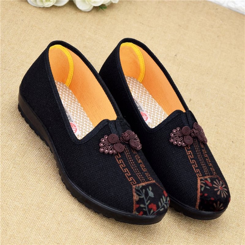 老北京布鞋女士新款妈妈防滑软底中老年小脚老太太33码奶奶老人鞋