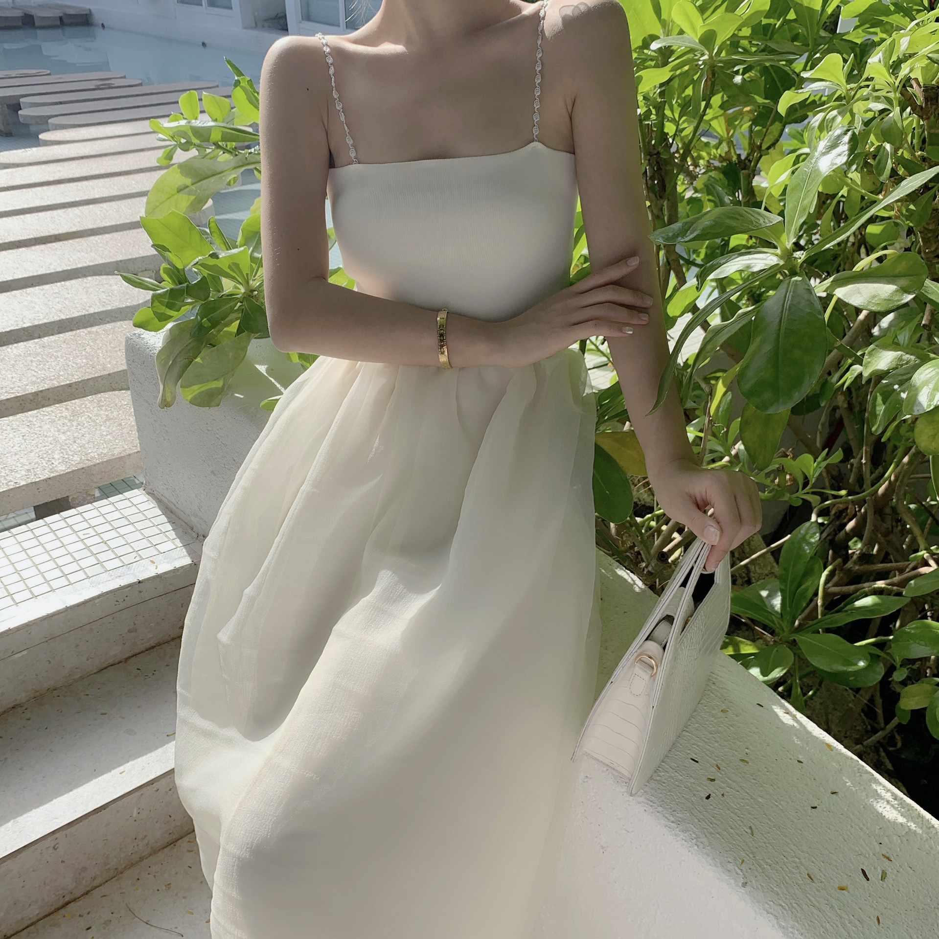 白色欧根纱抹胸吊带连衣裙收腰显瘦裹胸气质甜美小礼服蓬蓬裙超仙