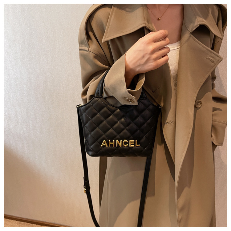 Autumn and Winter Fashion Pouches Women's 2022 New Fashionable High-Grade Versatile Shoulder Bag Texture Niche Portable Messenger Bag