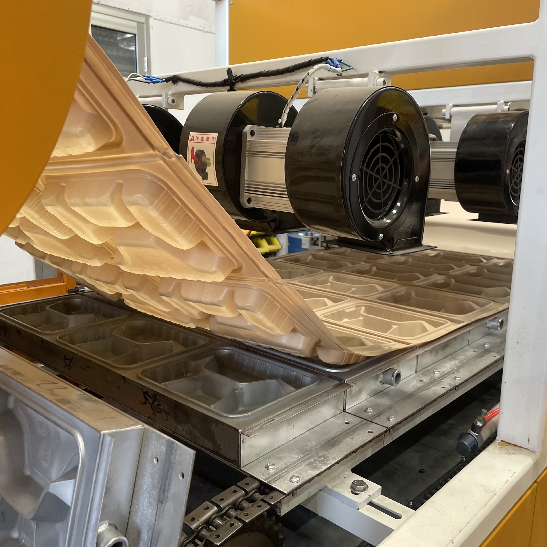 pla/pbat玉米淀粉塑料可降解餐盒生产线,采用"一步成型法"吸塑工艺