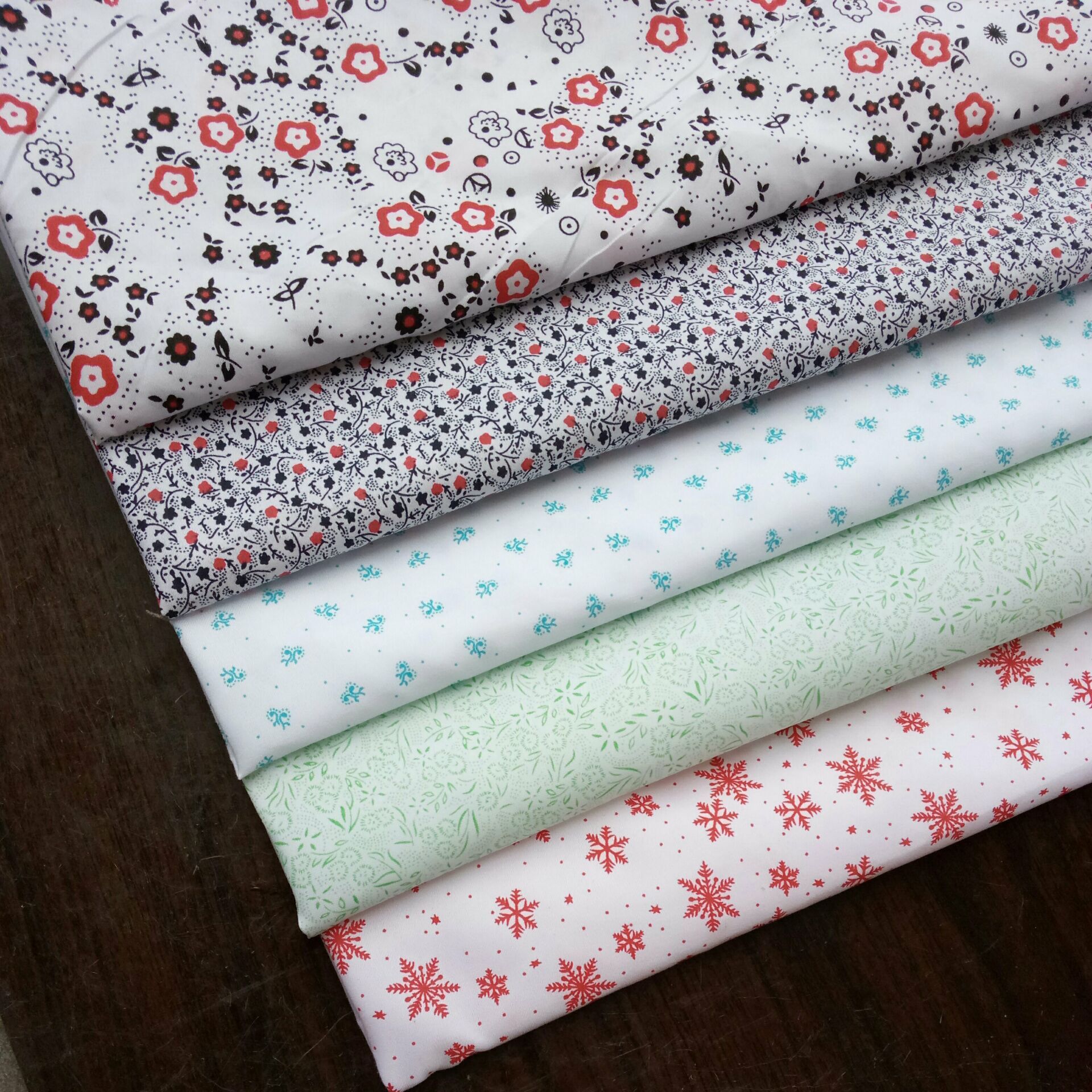 涤纶梭织花布布料 箱包服装里布口袋布 平纹桃皮绒卡通印花布料