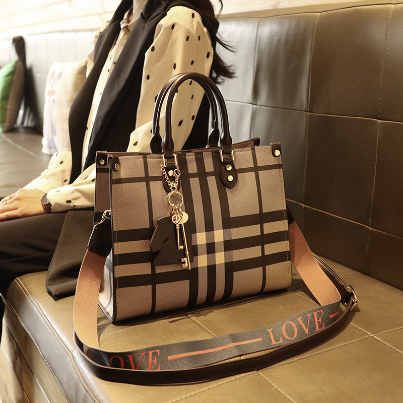 Hong Kong Women's Bag 2023 New Fashion All-Match Elegant Plaid Tote Bag Large Capacity Shoulder Bag Fashion Handbag