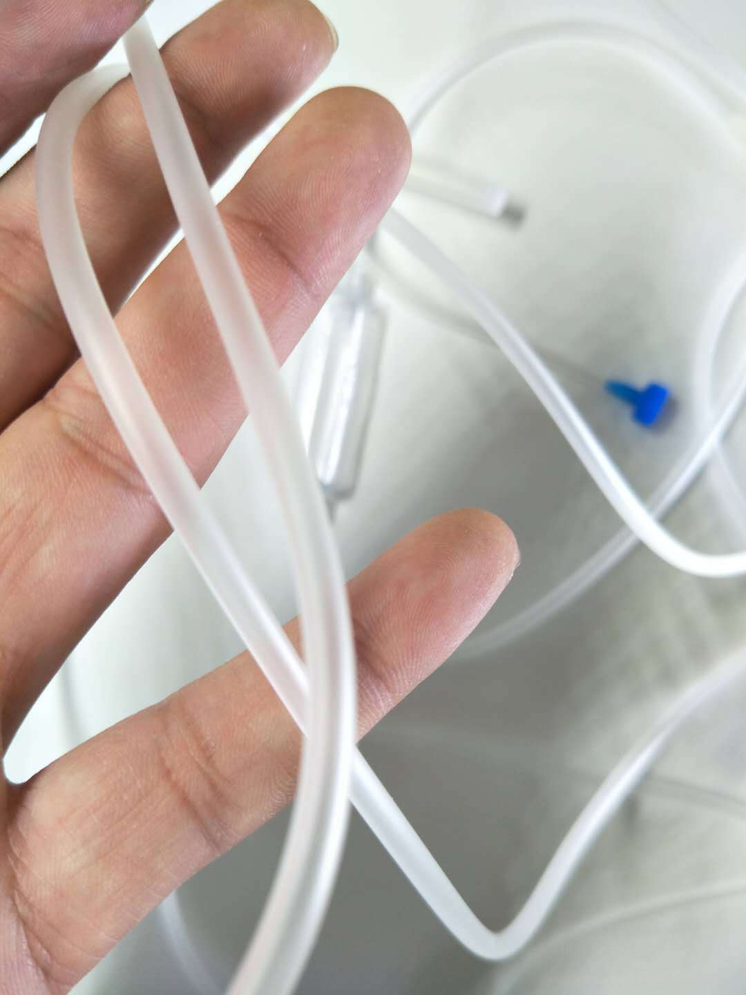 本产品为生病打吊水(打点滴)刺入皮肤连接吊瓶的管子.