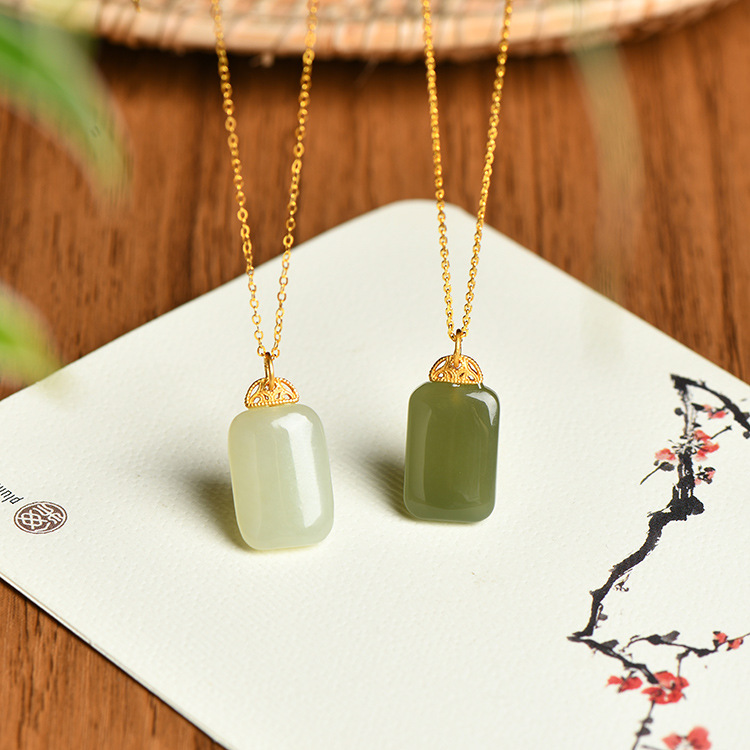 天然和田玉青海青17x12无事牌女士项链镶嵌925银镀黄金扣头厂家