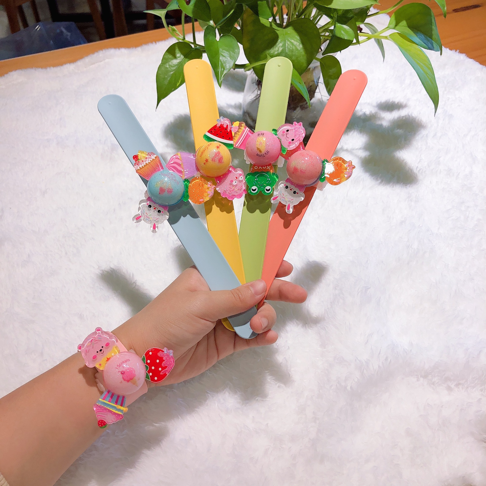 新款可爱水果蛋糕动物手镯啪啪圈儿童拍拍手环可旋转可发光