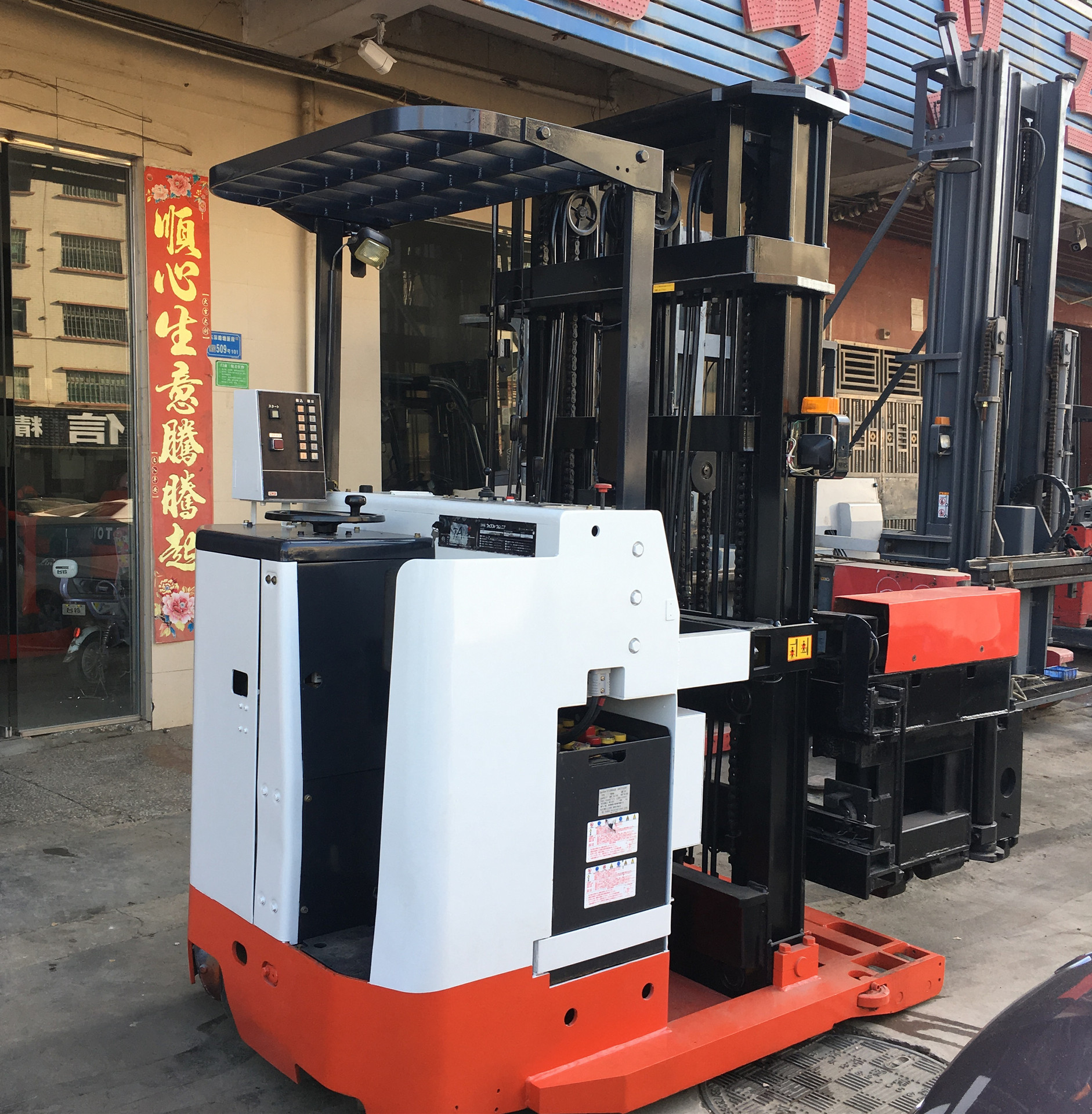 二手1吨升高5米nichiyu三向叉车 1吨窄巷道三向电动堆高车 三向叉