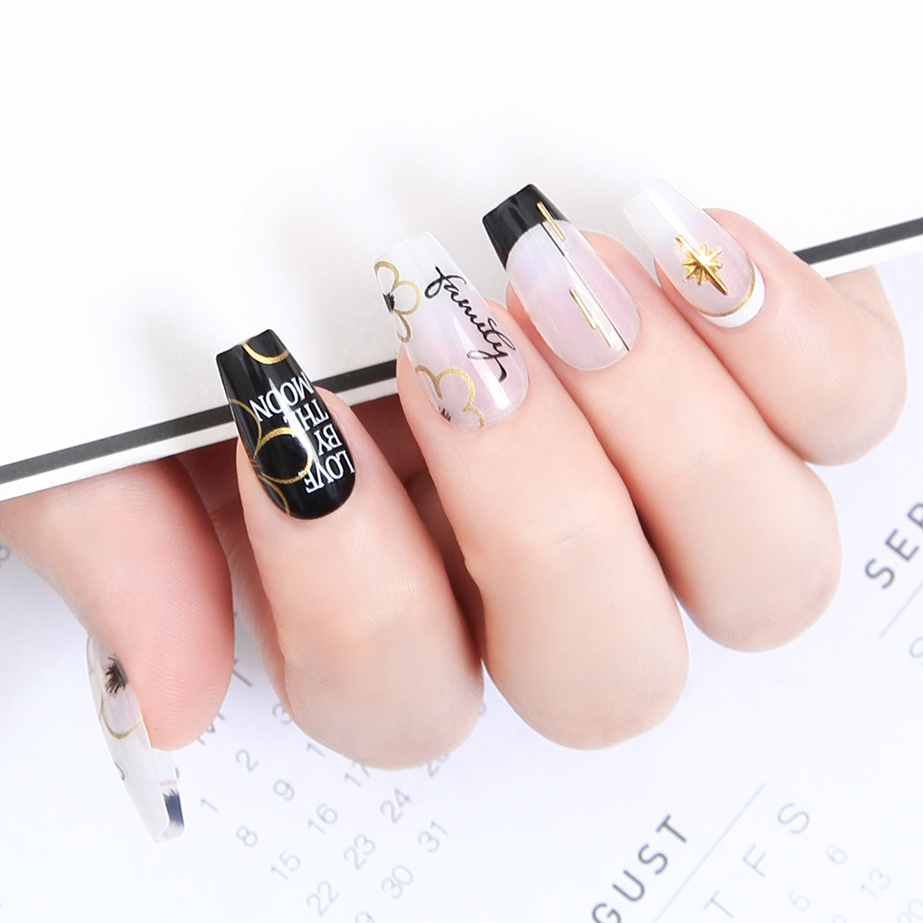 Xiaohongshu Same Style Hand-Worn Nail Short Ladder English Nail Stickers Bronzing Flower Retro Style Fake Nails Spot