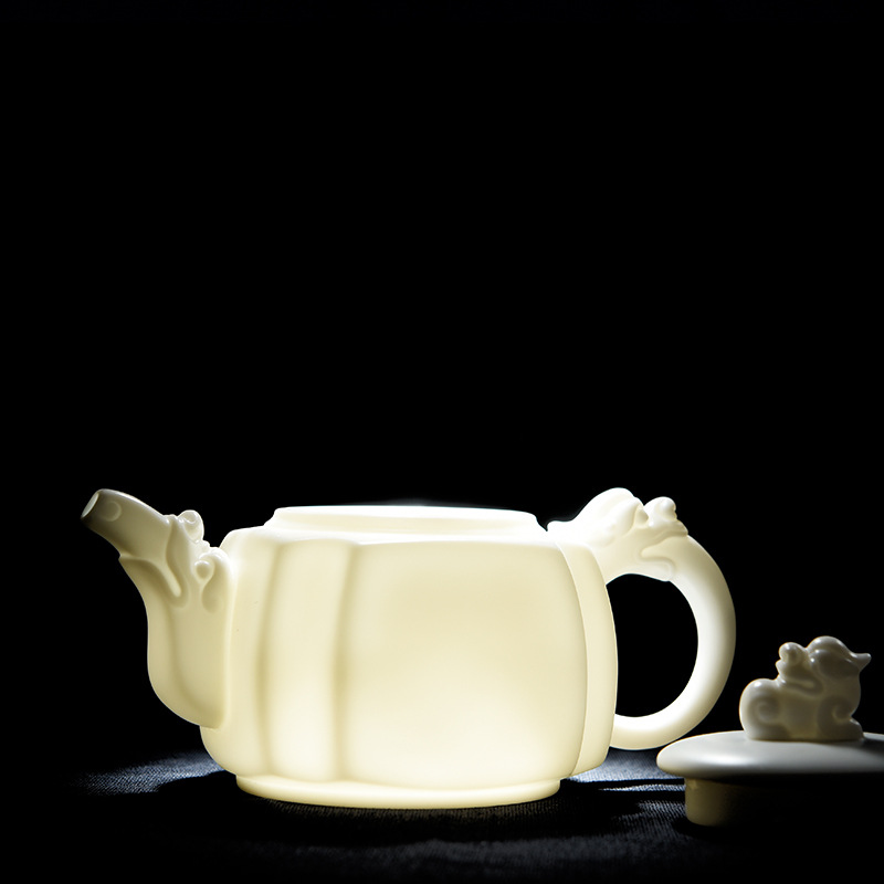 " 在国际上有"东方艺术"美誉 瓷质高洁无瑕,细腻纯净,釉色洁白晶莹