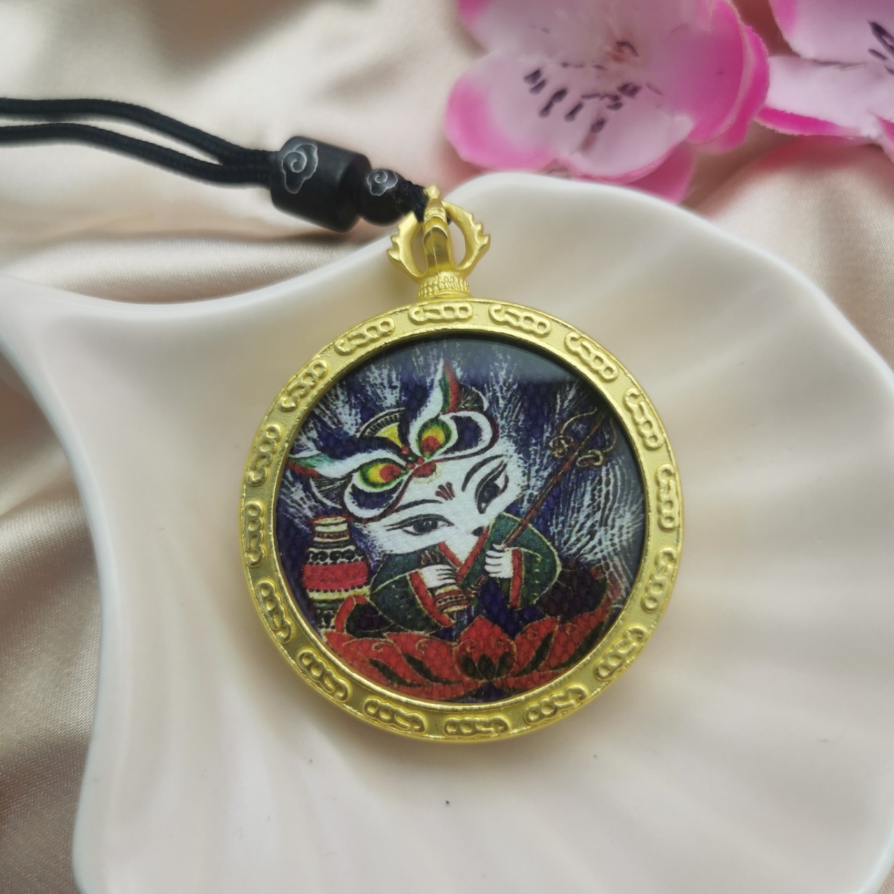 九尾狐仙唐卡吊坠圆形金色嘎乌小狐狸挂坠生日礼品男女项饰批发