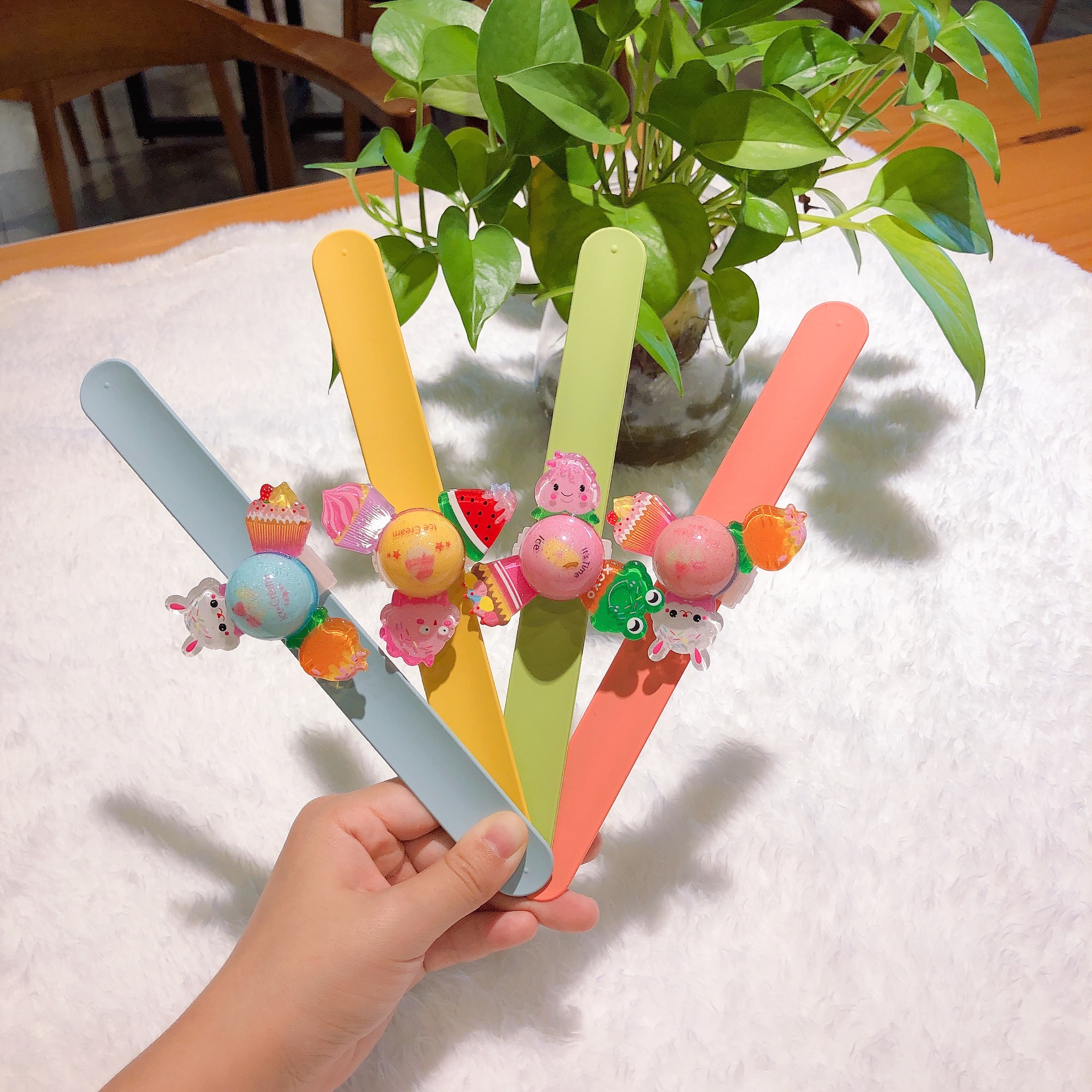 新款可爱水果蛋糕动物手镯啪啪圈儿童拍拍手环可旋转可发光