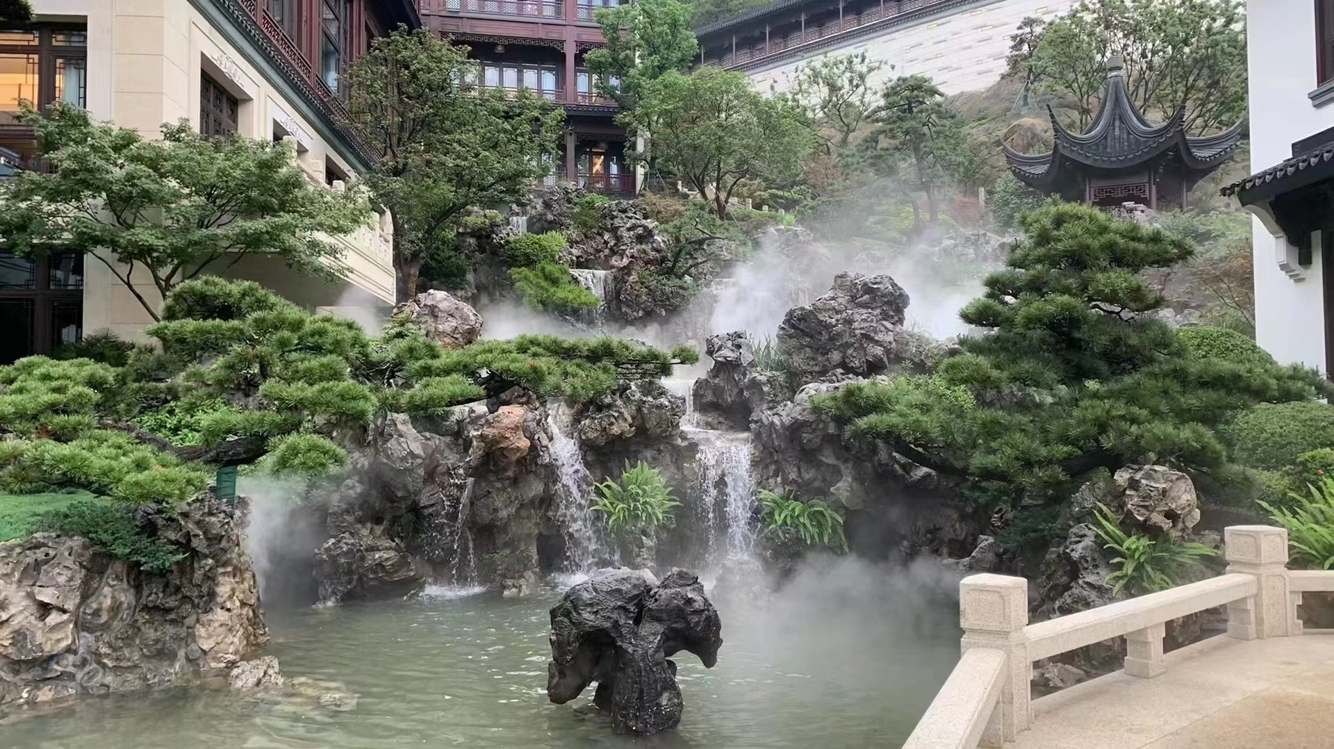 太湖石假山制作湖石庭院鱼池假山造景瀑布流水景观按吨出售