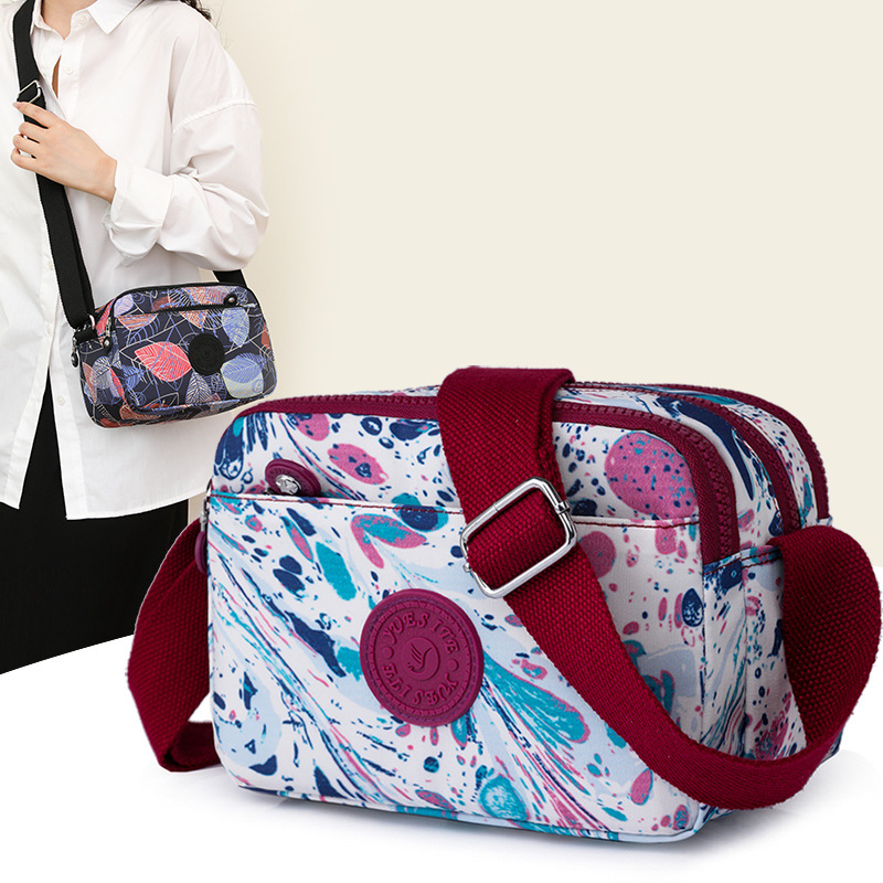 时尚女士逛街单肩包休闲斜挎包轻便防泼水尼龙布包潮流印花小方包