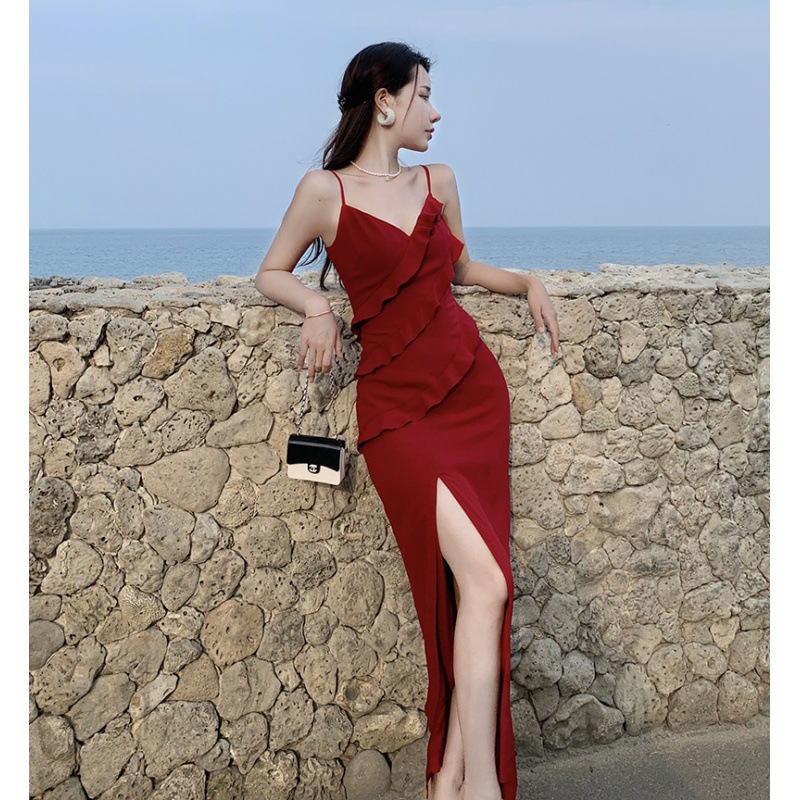 酒红色醋酸吊带连衣裙设计感小众修身气质长裙 夏开叉不规则裙子