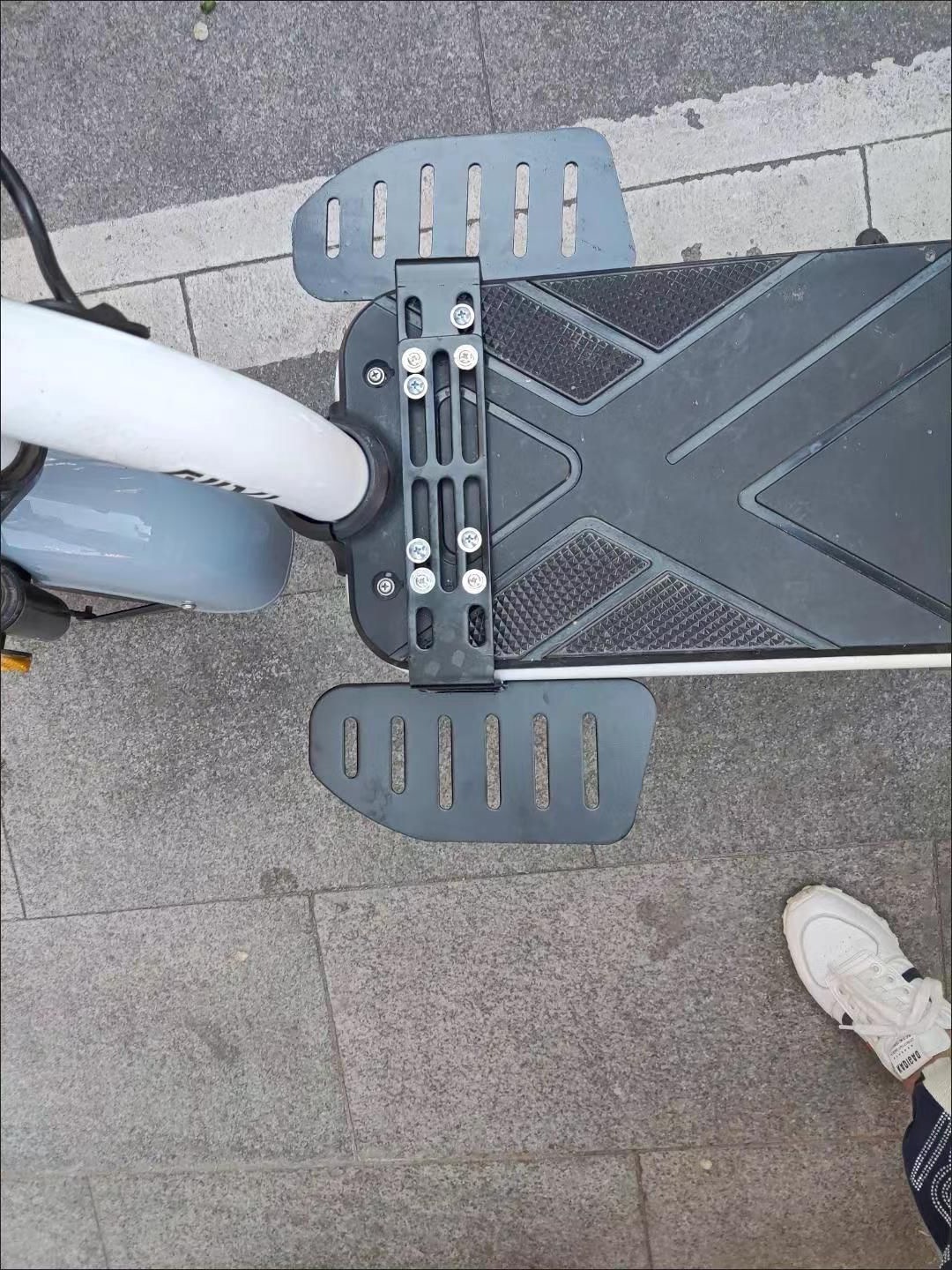 电动车脚踏放脚外卖脚踏通用可调节脚踏深远脚踏板改装配件-阿里巴巴