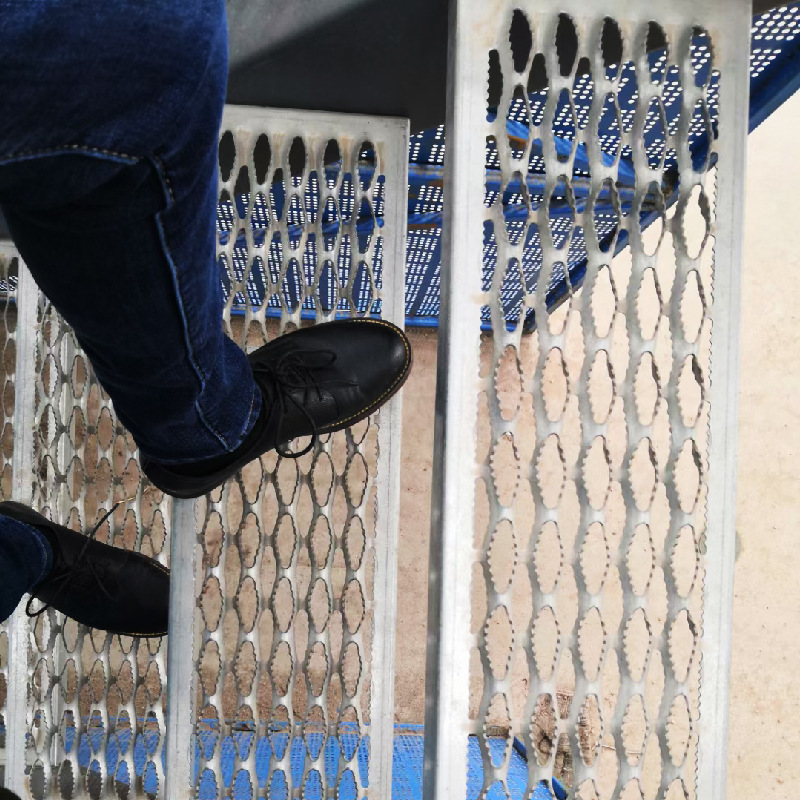 锯齿形踏步冲孔防滑板 楼道钢梯铝合金踏板 热镀锌鳄鱼嘴防滑板