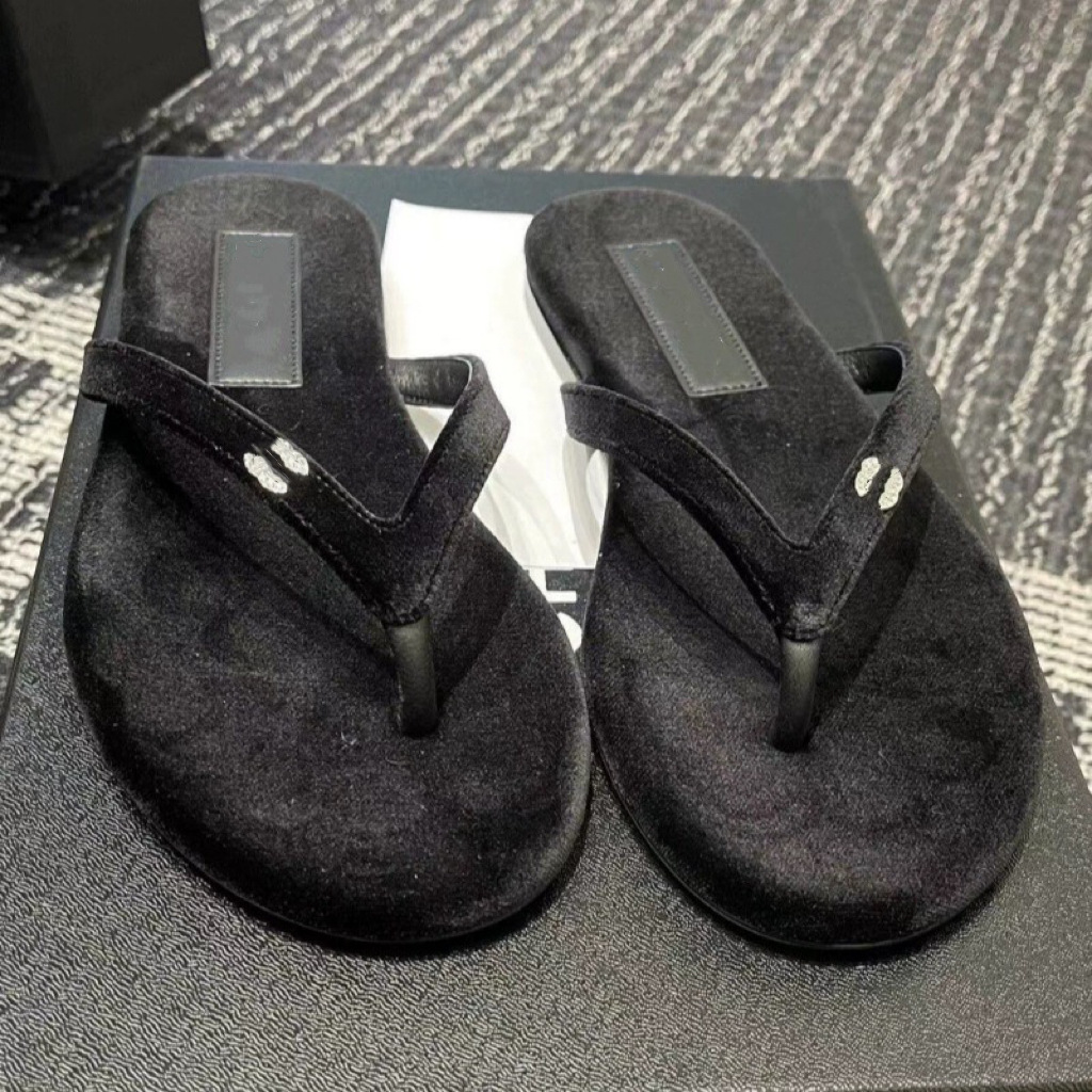 小香风平底夹趾人字拖鞋女2024夏新款黑色绒钻扣夹脚百搭沙滩凉鞋