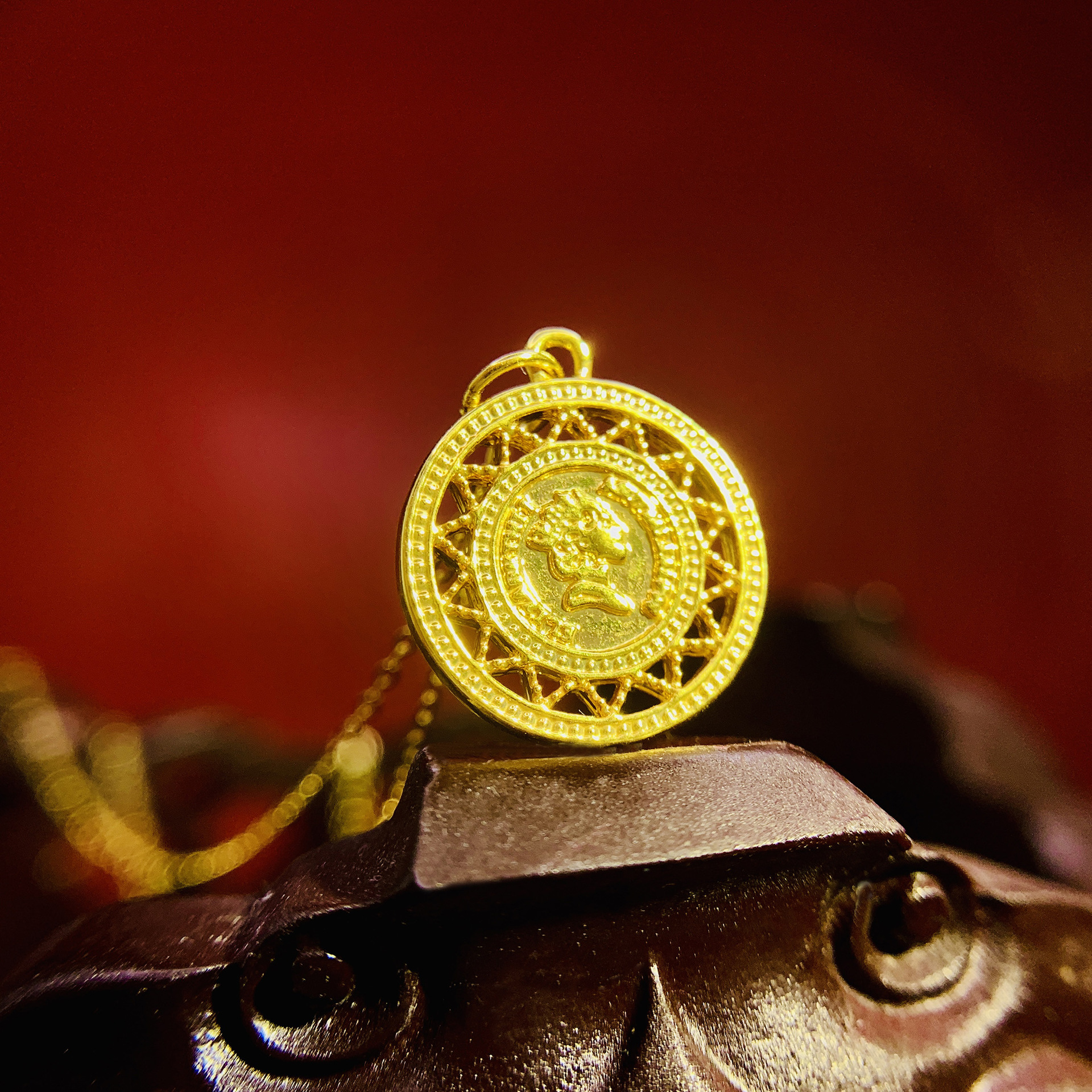 【月销过千】黄金女王牌吊坠3d硬金足金999时尚女生女生吊坠项链