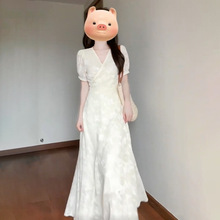 法式提花设计感白色V领连衣裙女夏季2024新款收腰显瘦鱼尾长裙子