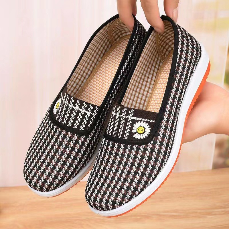 Spring and Summer New Old Beijing Cloth Shoes Women's Middle-Aged and Elderly Granny Shoes Soft Bottom Comfortable Non-Slip Breathable Mom Flat Shoes