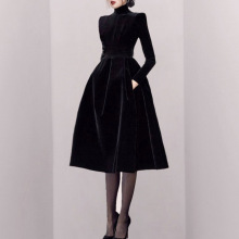 赫本风2023冬季新品复古气质高领金丝绒小黑裙中长款显瘦连衣裙