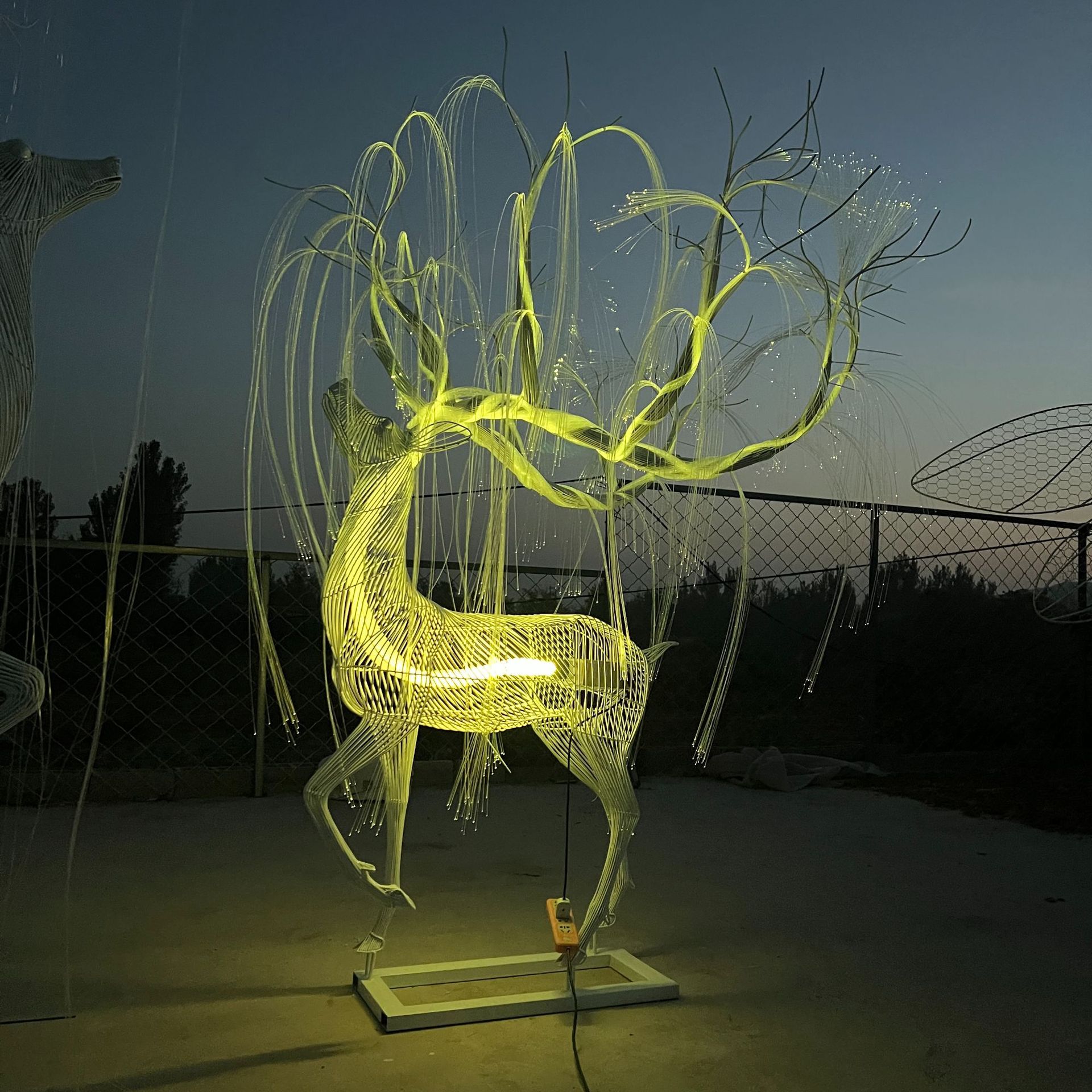 镂空鹿编织公园绿地动物雕塑摆件小区草坪发光景观鹿雕塑变色鹿