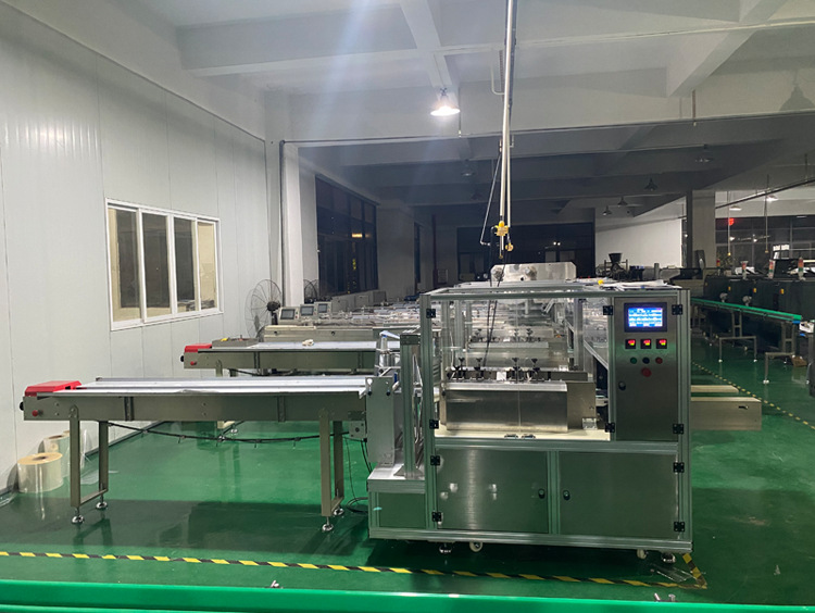 韩国kf94口罩四边封包装机平面口罩包装机kn95口罩包装机辣条包装