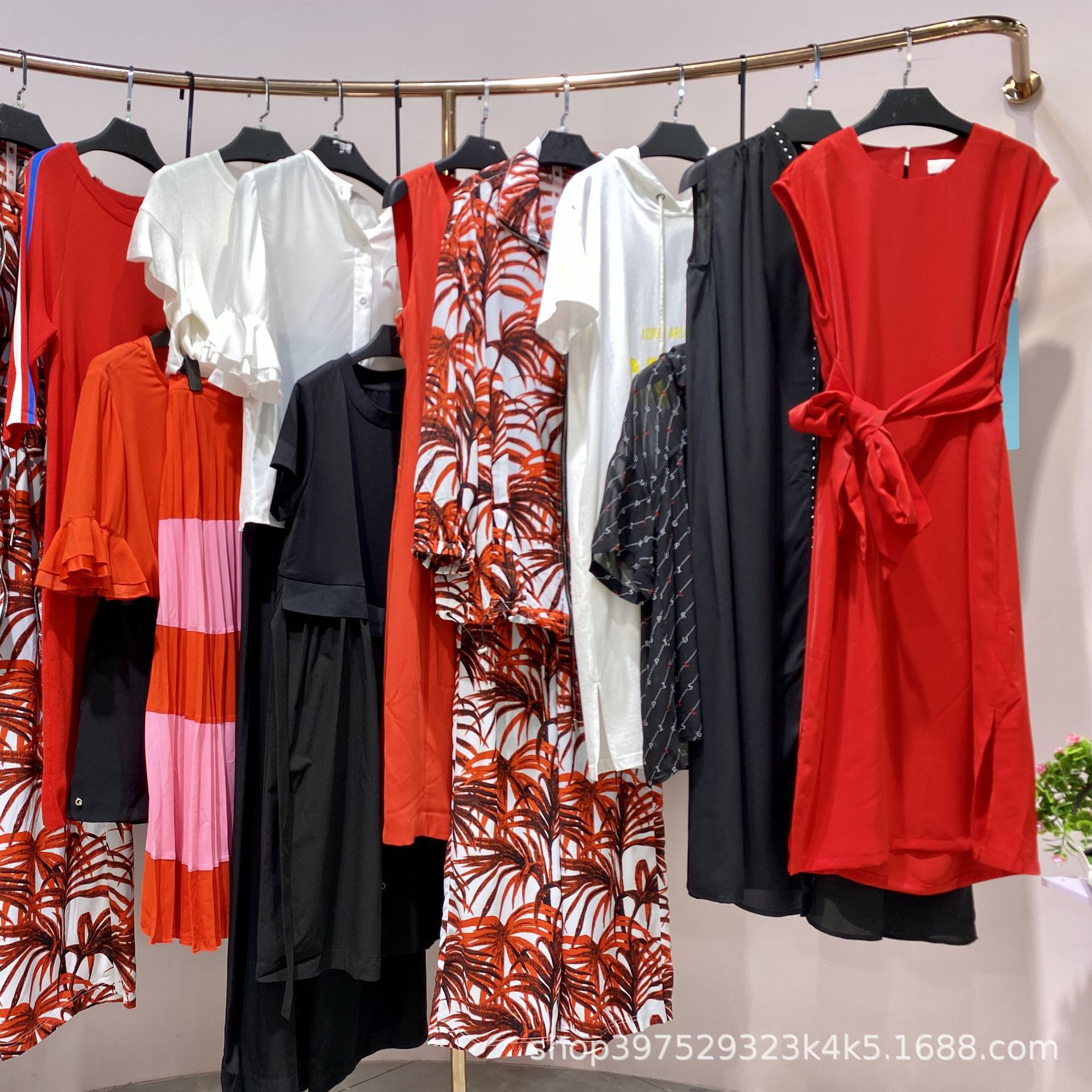 片断2022秋品牌折扣大码女装 专柜撤柜尾货货源直播实体走份批发