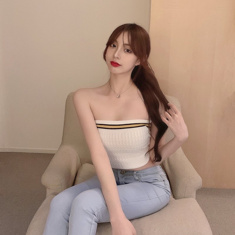 口设计,上身后更显迷人的锁骨线条 这件蕞大的亮点就是前胸的撞色条纹