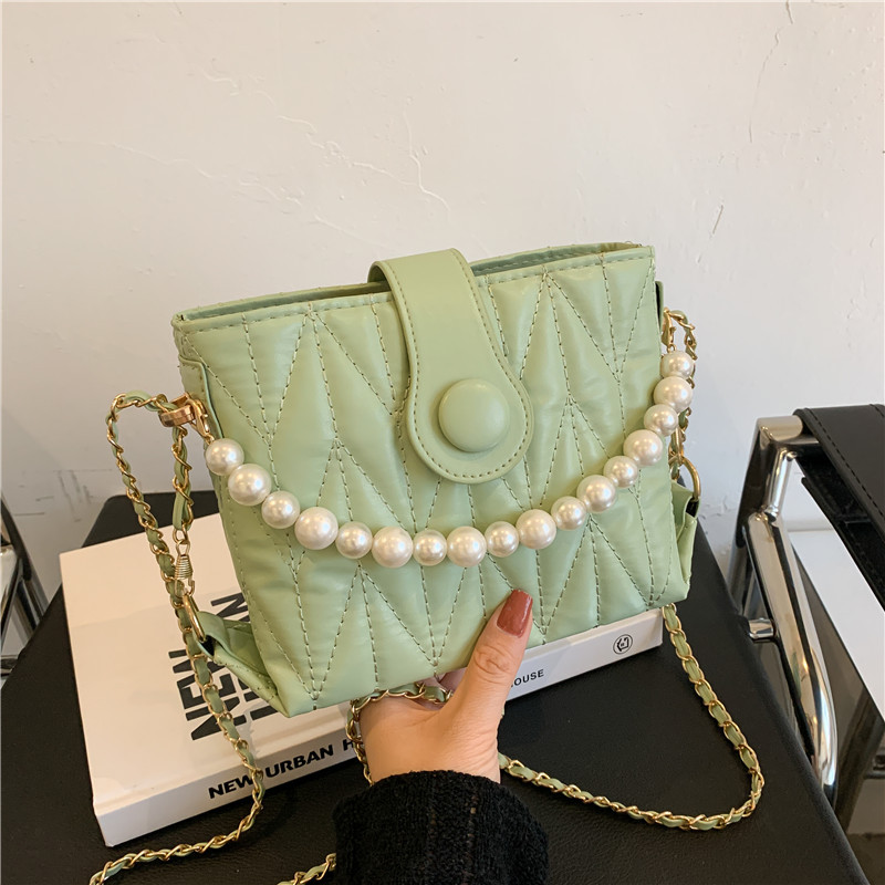 流行菱格链条小包包女2021新款复古时尚斜挎包纯色珍珠手提水桶包