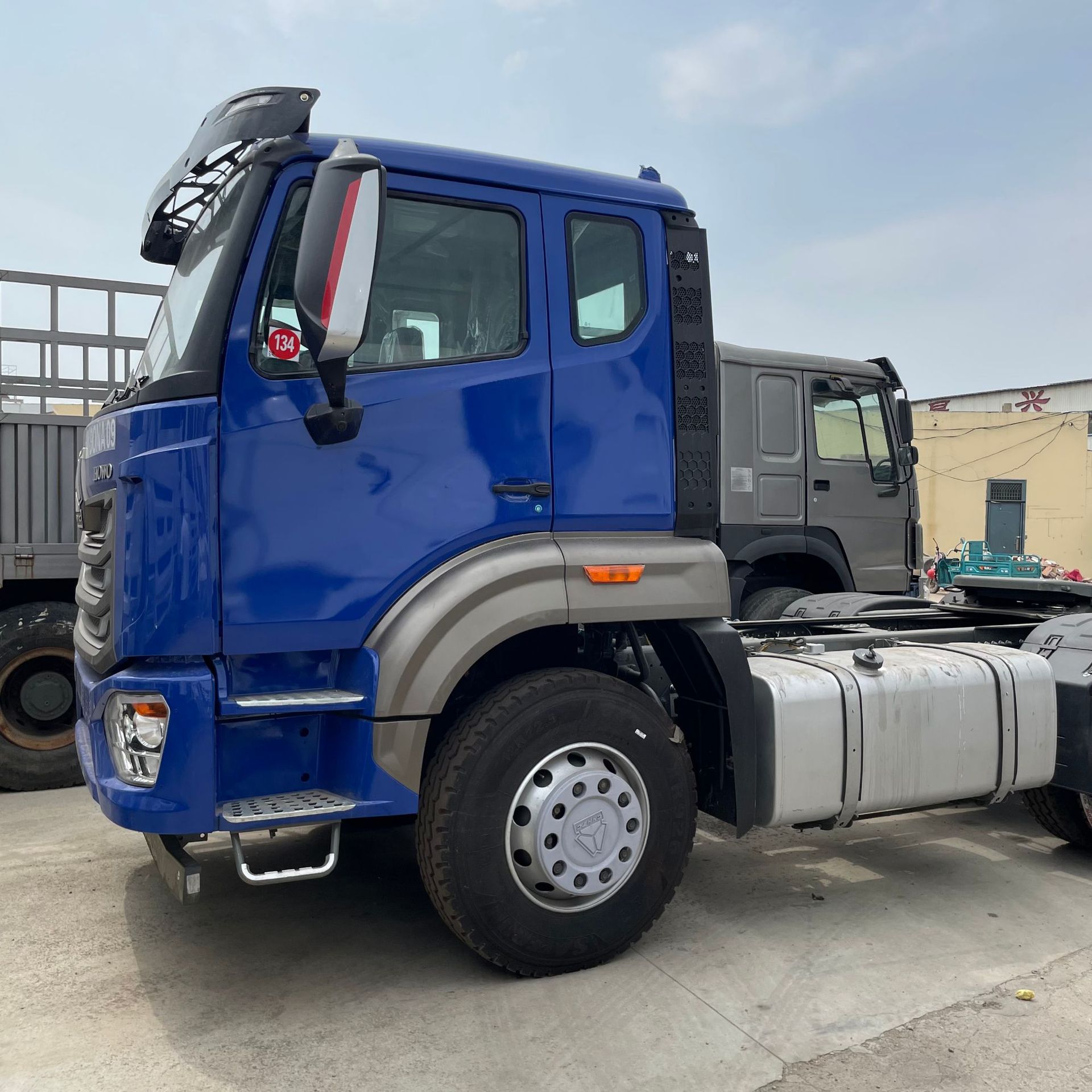 出口品牌howo牵引货车二手半挂车头半挂牵引货车集装箱运输车头